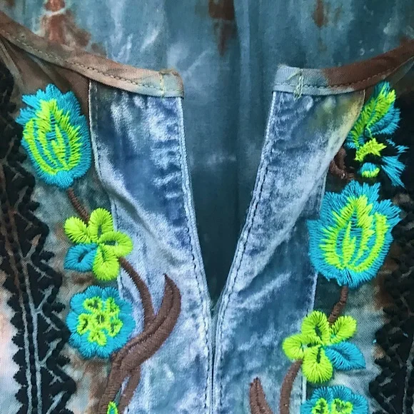 Boho top by Live and Let Live. Tie dye, eyelet sleeves & embroidered detail. XL - Picture 4 of 11